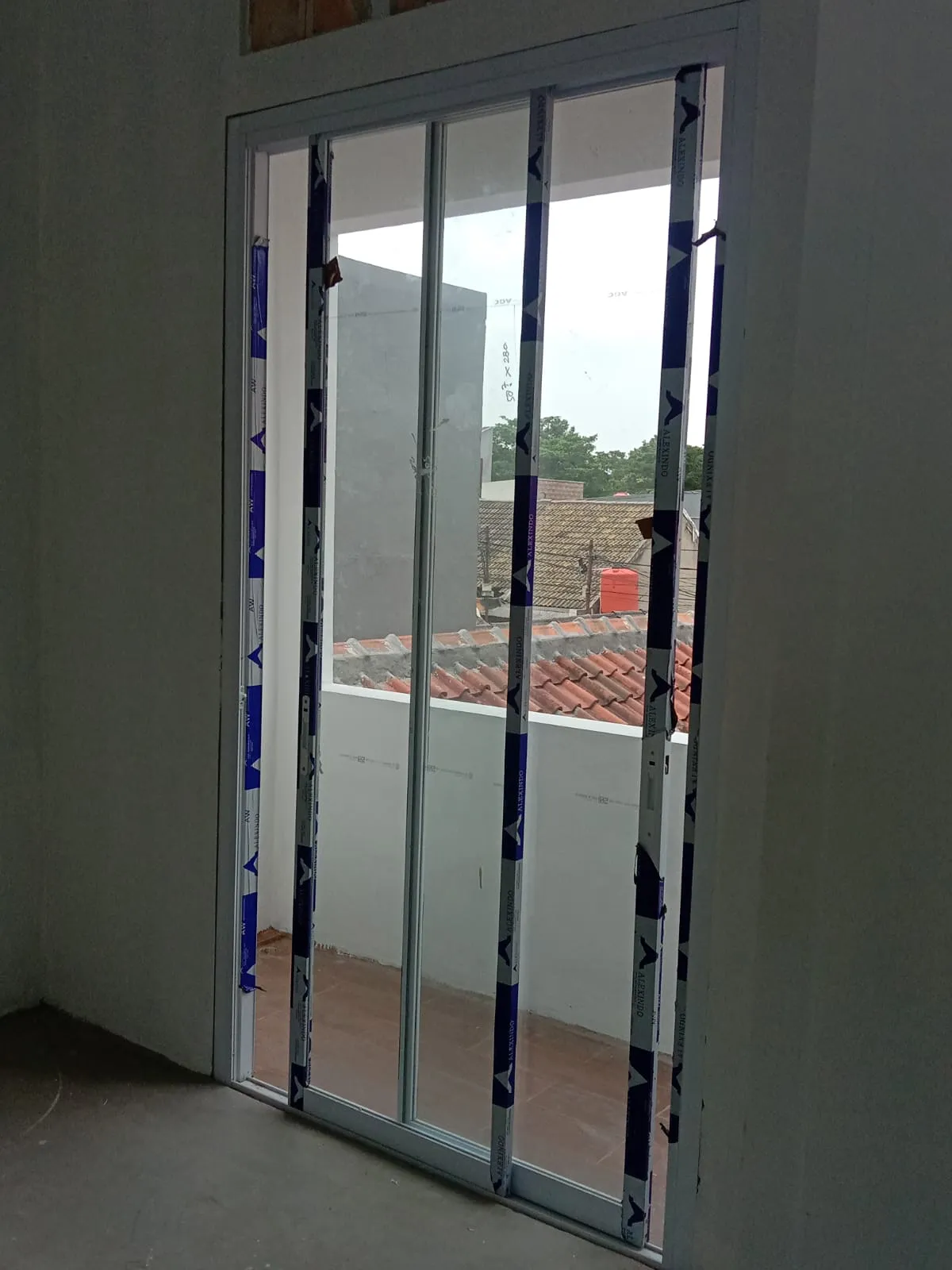 Pemasangan kusen dan pintu aluminium model sliding