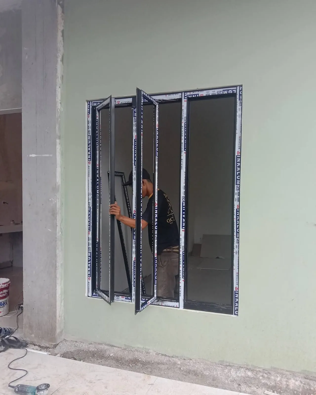 Pemasangan jendela aluminium oleh tim Toko Jaya Aluminium